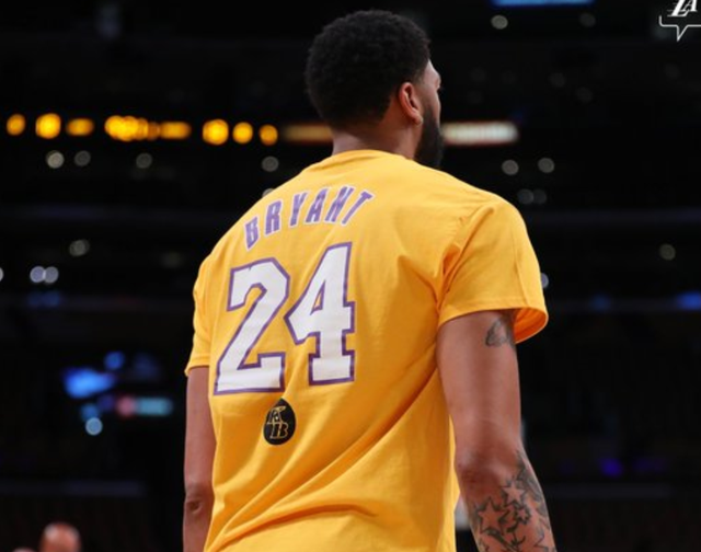 网红“小溥仪”现场观战北京国安比赛，与张稀哲合影留念（网红“小溥仪”亲临现场观战北京国安，与张稀哲合影）