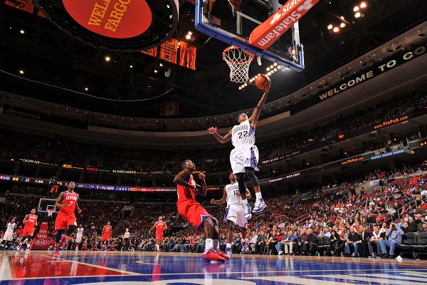 詹姆斯生涯常规赛1015胜升至NBA历史第二，仅次于贾巴尔（詹姆斯常规赛生涯胜场达1015场，升至NBA历史第二，仅次贾巴尔）