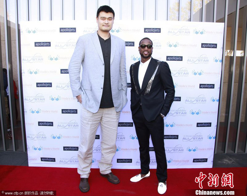 东契奇：斯玛特给替补席带来了能量，他说啥我们都会听（东契奇称斯玛特点燃替补席：他开口，全队都听）