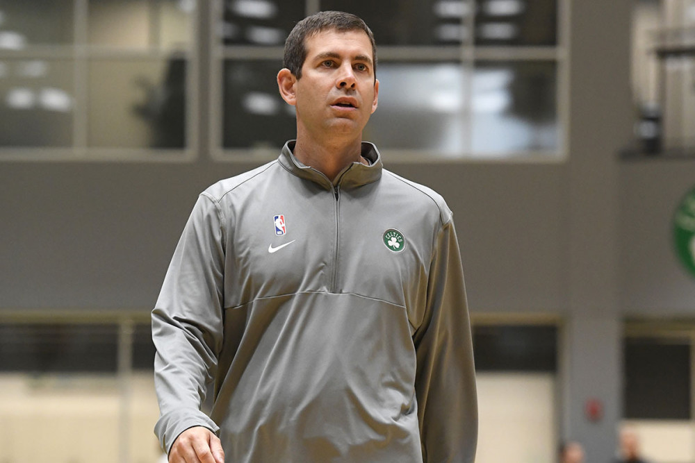 外媒：下赛季欧冠联赛阶段用球将采用白+薄荷绿+紫创新配色（外媒：下赛季欧冠联赛阶段用球将启用白、薄荷绿与紫的全新配色）